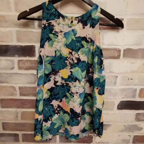 🌼Floral 🌼sleeveless high neck blouse - Picture 5 of 5